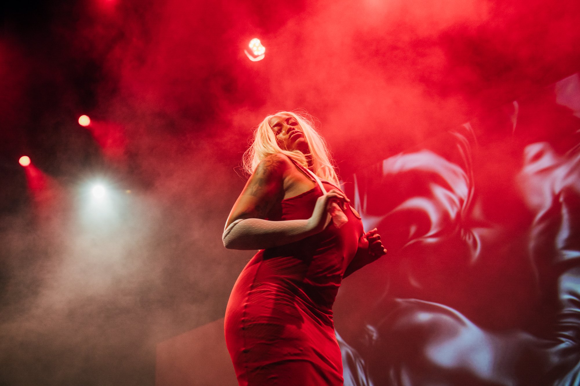 Red dress, red light — Killshot sequence